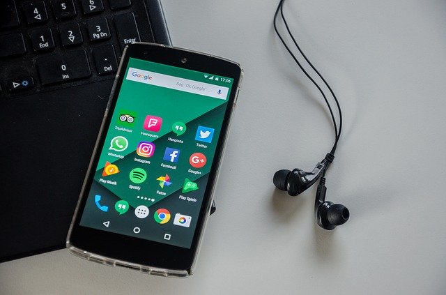 smartphone se sluchátky