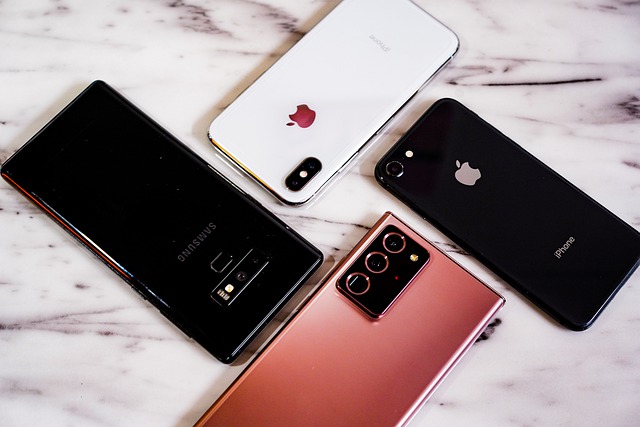 různé modely mobilních telefonů